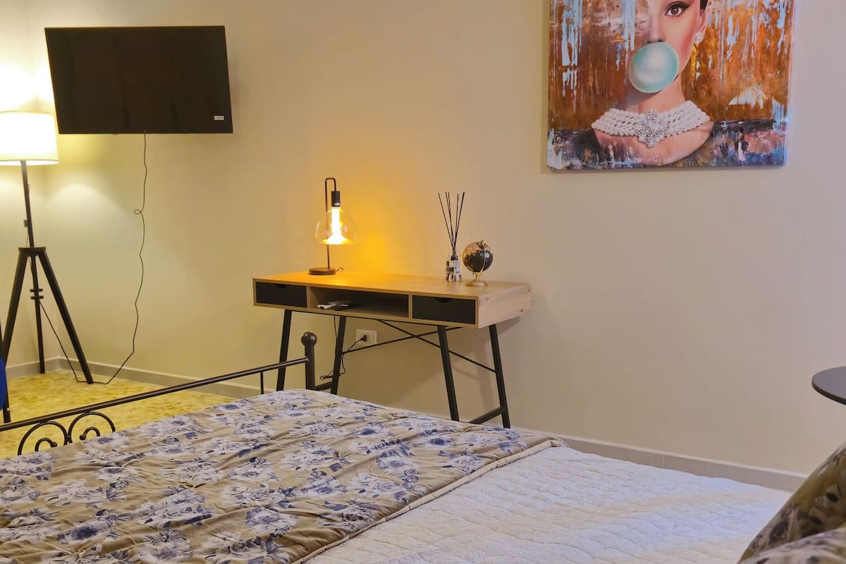 Triple Room | Desk, laptop workspace, iron/ironing board, free WiFi