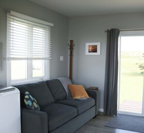 TV - Coastal Charm, Beach Nearby - Chalet Poirier (Havre-aux-Maisons)