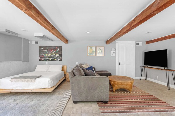 4 habitaciones, tabla de planchar con plancha, wifi y ropa de cama 