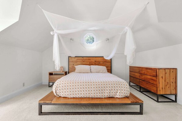 4 bedrooms, iron/ironing board, WiFi, bed sheets