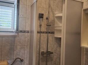 Căn hộ (Apartment Zara) | Phòng tắm | Buồng tắm vòi sen, khăn tắm 