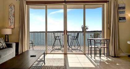 Bayview Balcony Condo, Hot Tub, Heated Pool, Bar!