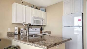 冷蔵庫、電子レンジ、オーブン、コンロ