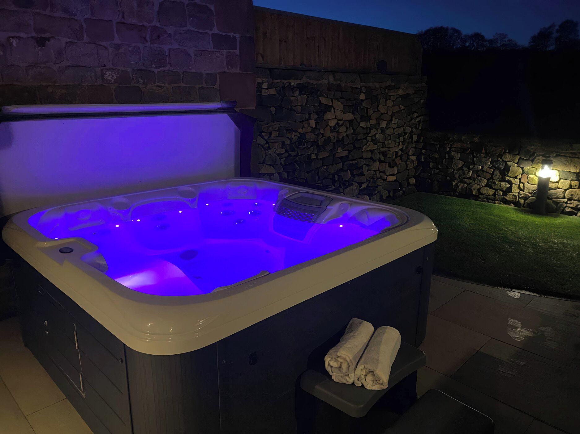 Cottage | Outdoor spa tub
