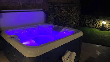 Cottage | Outdoor spa tub
