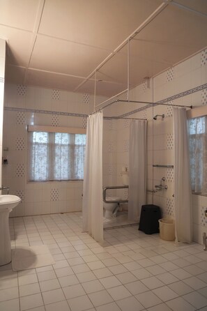 Kamar Twin Superior | Kamar mandi | Shower, perlengkapan mandi gratis, pengering rambut, dan sandal