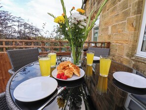 Outdoor dining - Maypole Cottage (Whitby)