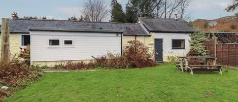 Ein zweistöckiges Haus mit Garage und kleinem Garten.