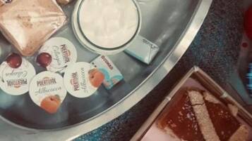Petit déjeuner servi en supplément