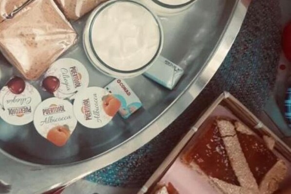 Una bandeja con diversos alimentos y recipientes para bebidas.