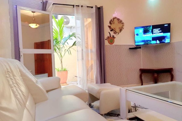 SALON AVEC VUE SUR LA COUR ARBORE