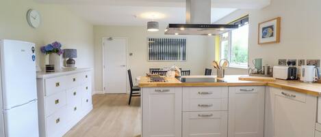 Geladeira, lava-louças, chaleira elétrica, torradeira