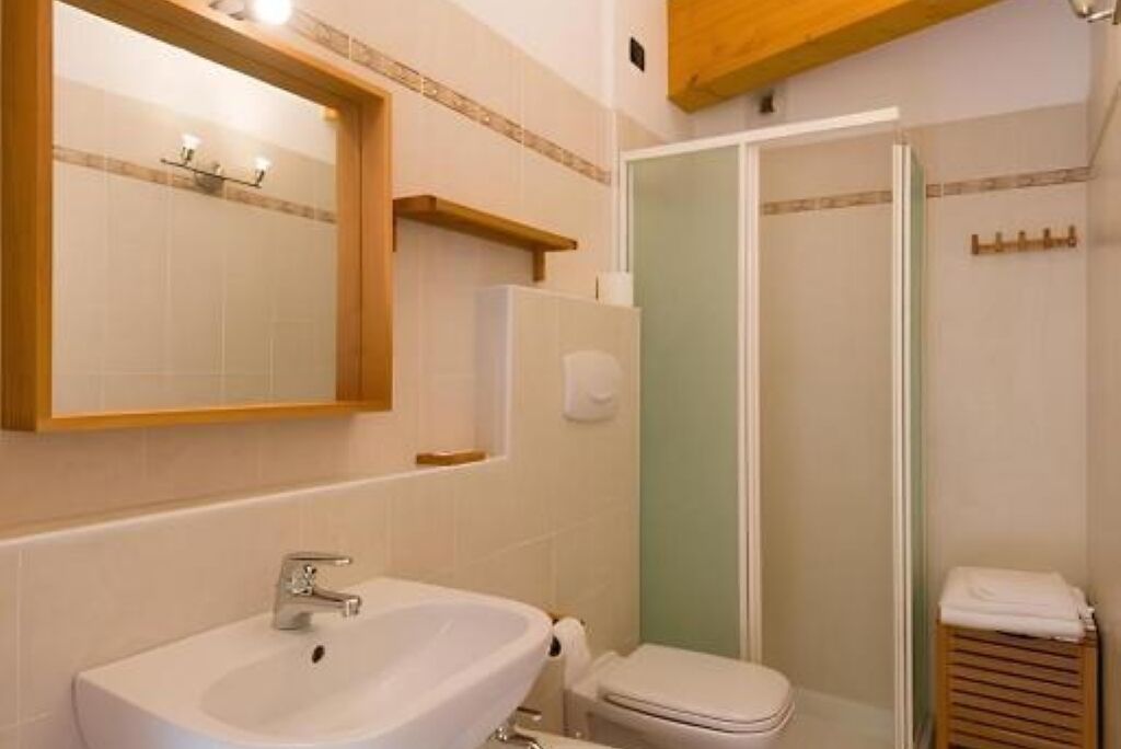 Sèche-cheveux, bidet, serviettes fournies, savon