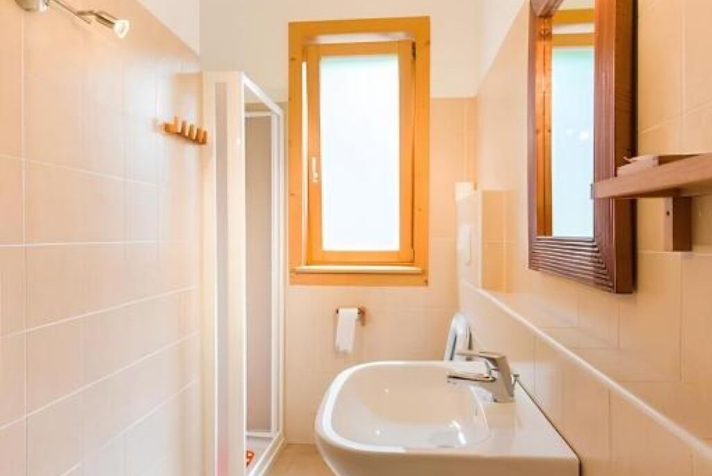 Sèche-cheveux, bidet, serviettes fournies, savon