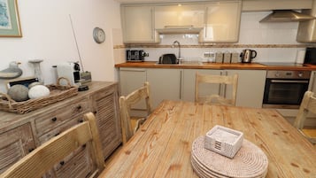 電冰箱、洗碗機、電熱水壺、烤麵包機
