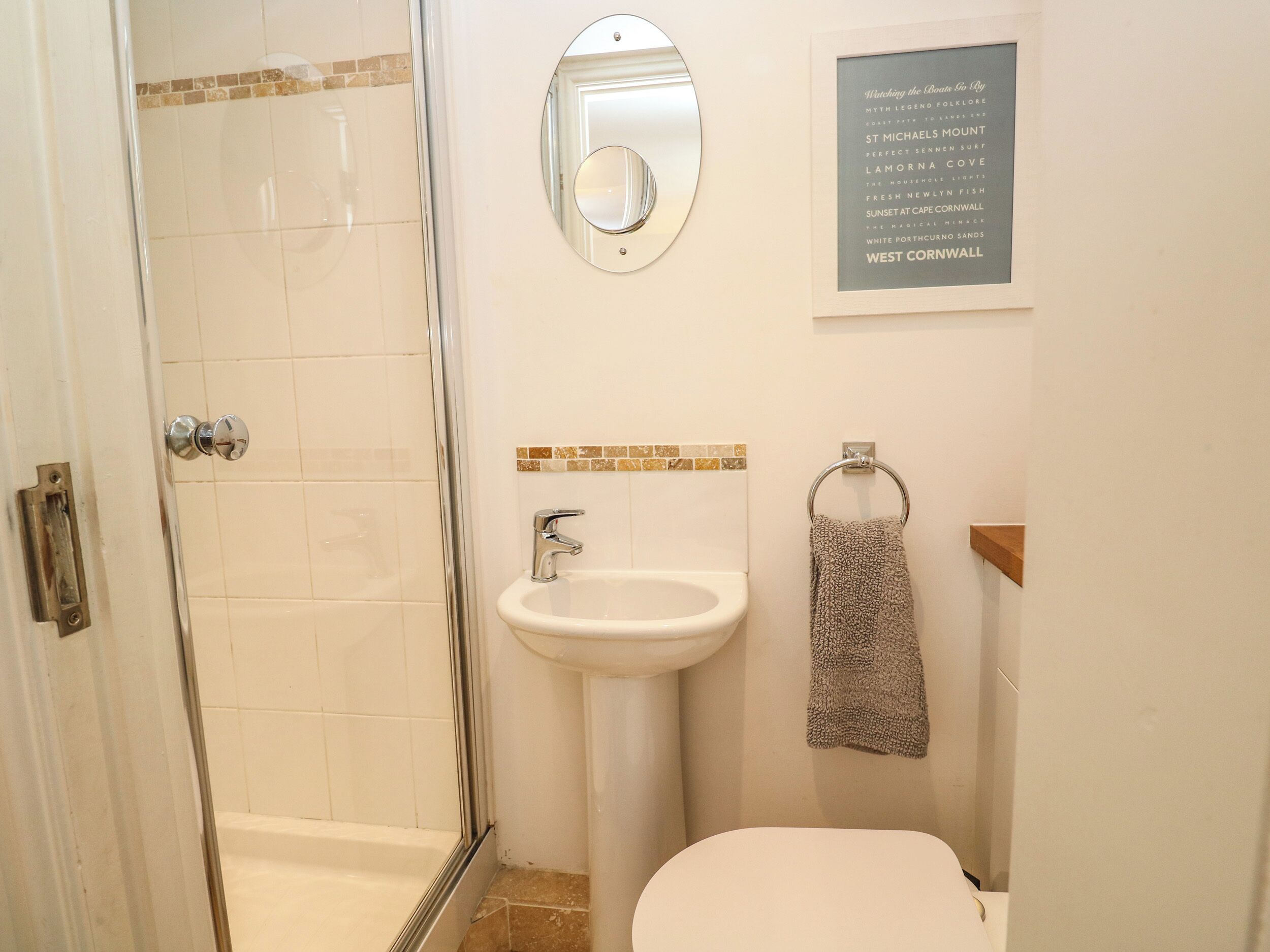Kylpyhuone, jossa on suihku, pesuallas ja wc.