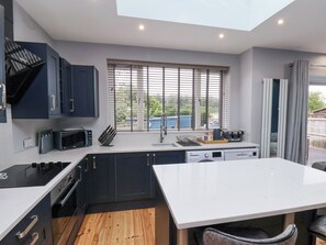 Réfrigérateur, lave-vaisselle, bouilloire électrique, grille-pain