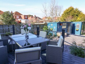 Cottage | Outdoor dining - The Dollhouse (Scarborough)