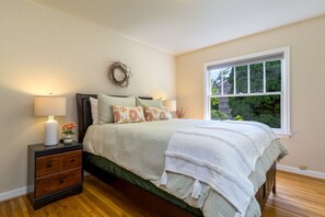 3 bedrooms, desk, iron/ironing board, free WiFi