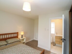 4 عدّة غرف نوم وبديكورات فريدة لكل غرفة وطراز فريد لكل وحدة