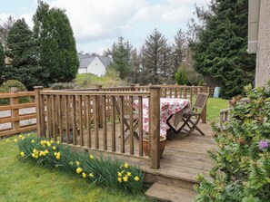 Outdoor dining - James Neills Cottage (Maghernalaght)