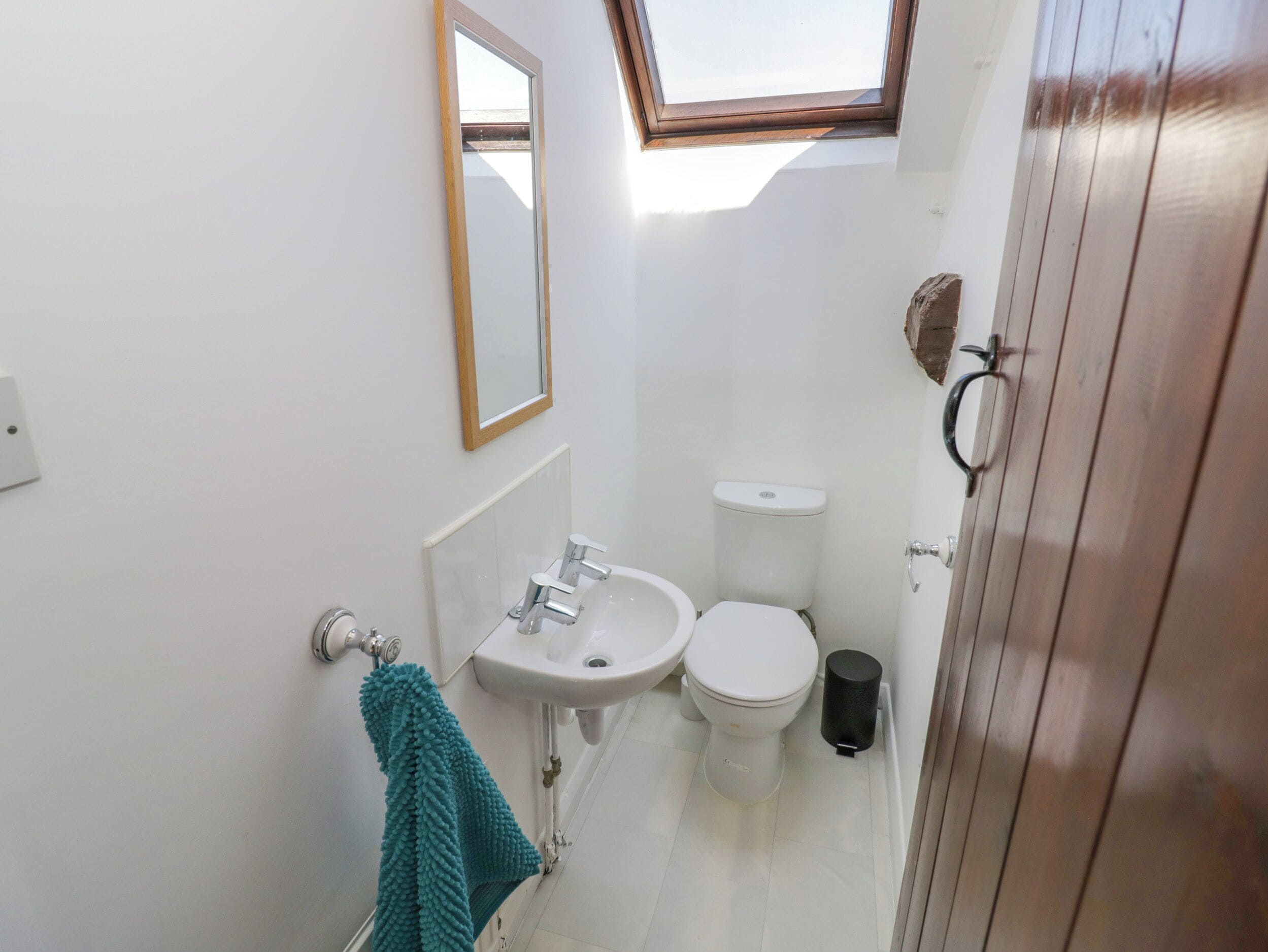 Un bagno piccolo con lavandino, WC e specchio.