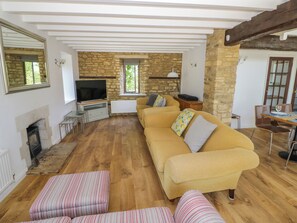 Living area - The Paddock (Witney)