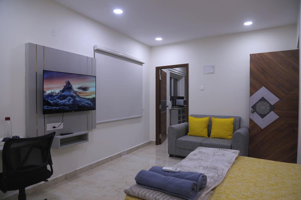 Signature Studio Suite, City View | Desk, laptop workspace, free WiFi