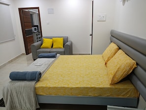 Signature Studio Suite, City View | Desk, laptop workspace, free WiFi