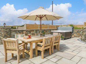 Outdoor dining - Refail Fach (Port Talbot)