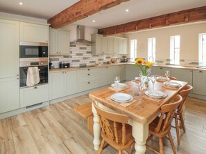 雪櫃、洗碗機、電熱水壺、多士爐