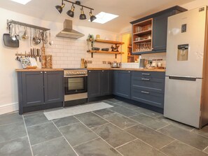 Electric kettle, toaster, cookware/dishes/utensils - Heol Madog (Porthmadog)