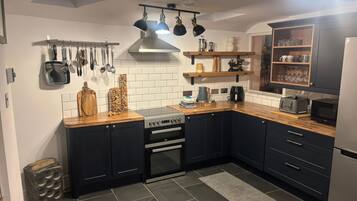 Cottage | Private kitchen | Electric kettle, toaster, cookware/dishes/utensils