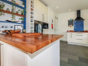 Lave-vaisselle, batterie de cuisine, vaisselle et ustensiles