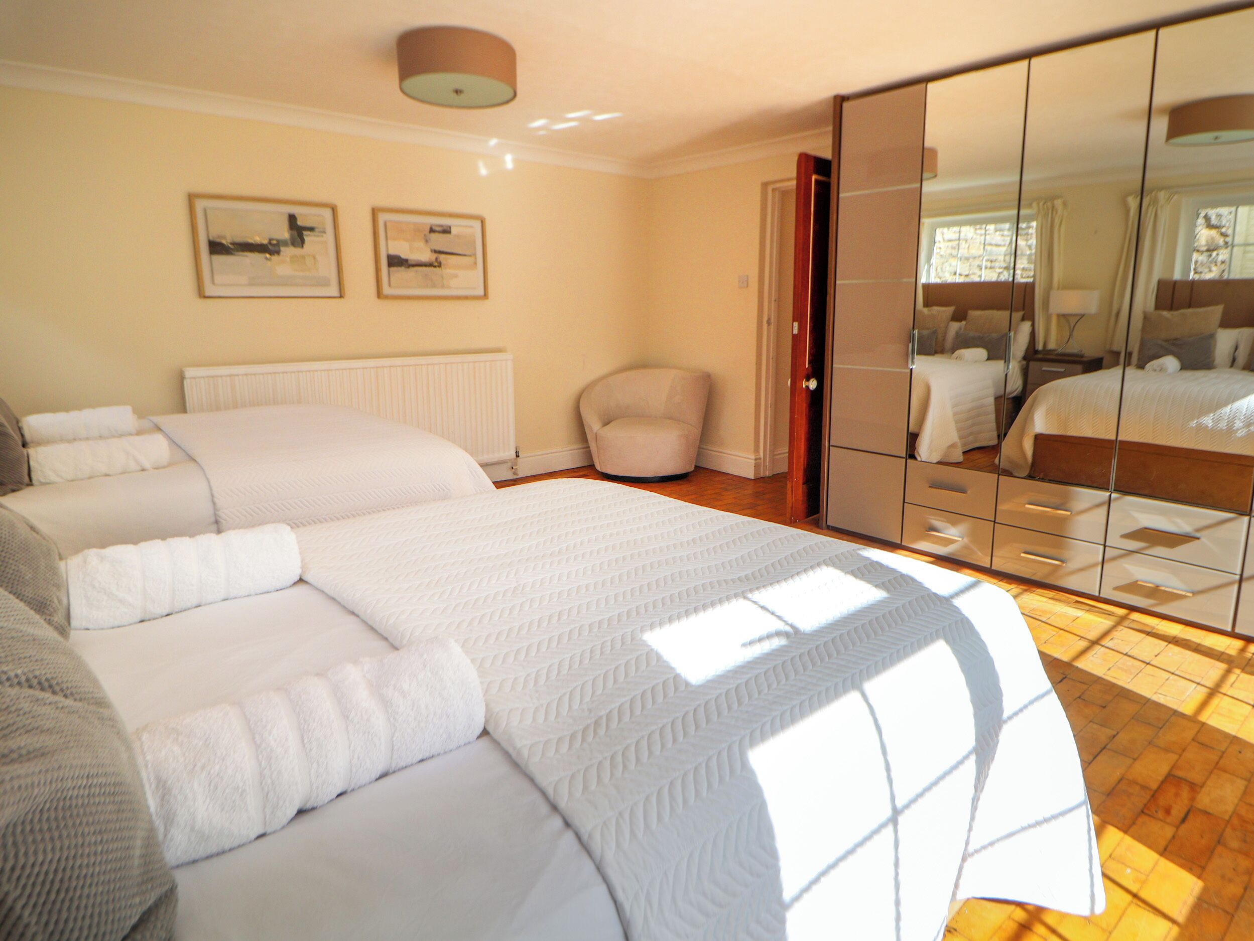 4 dormitorios, decoración individual, mobiliario individual