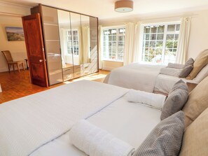 4 bedrooms, individually decorated, individually furnished, free WiFi - Orme Villa (Llandudno)