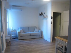 Apartment, 1 Bedroom, Balcony, City View | Living room