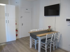 Apartment, 1 Bedroom, Balcony, City View | Dining room