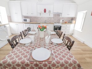 Oppvaskmaskin, vannkoker, brødrister og kjøkkenutstyr