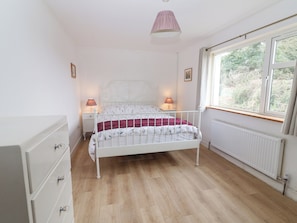 3 bedrooms, individually decorated, individually furnished, free WiFi - White Cottage (Abbeyfeale)
