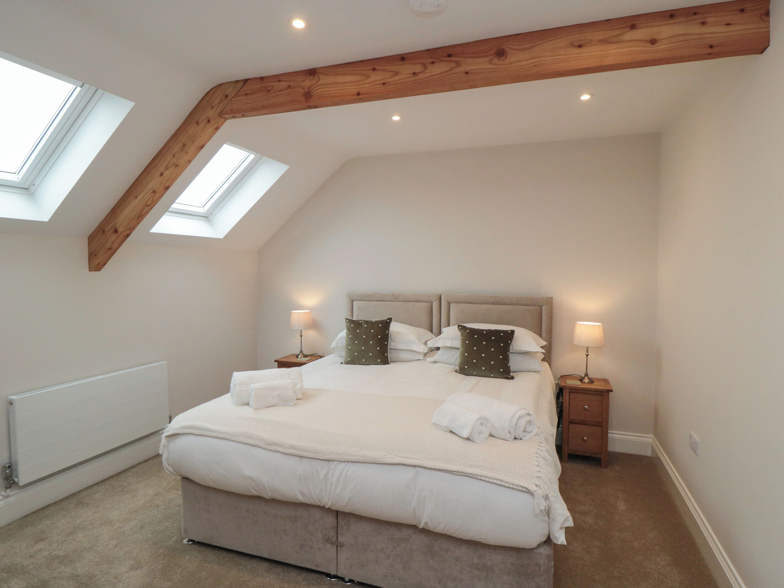 2 عدّة غرف نوم وبديكورات فريدة لكل غرفة وطراز فريد لكل وحدة