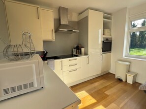 Refrigerador, lavavajillas, tetera eléctrica y tostadora