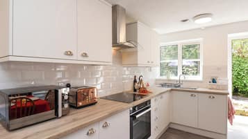 Dishwasher, electric kettle, toaster, cookware/dishes/utensils