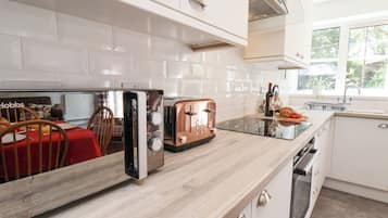 Een vaatwasser, een waterkoker, een broodrooster