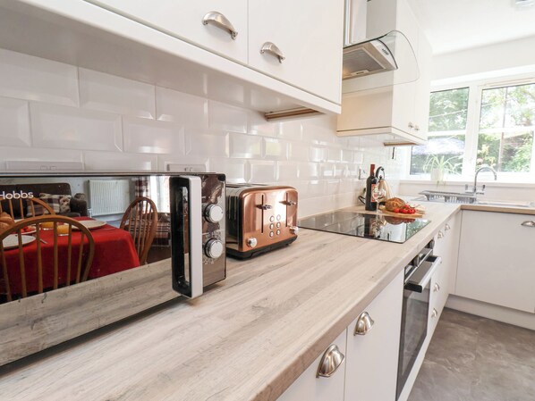 Astianpesukone, vedenkeitin, leivänpaahdin