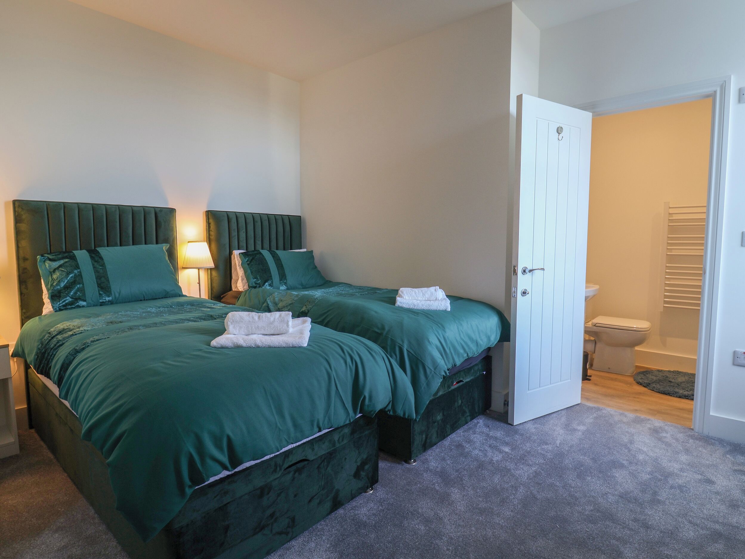 2 kamar tidur dan didekorasi berbeda-beda