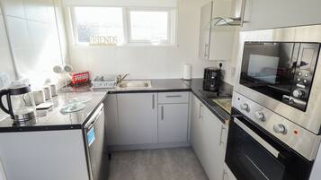 Electric kettle, toaster, cookware/dishes/utensils