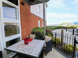 Outdoor dining - Marina View (Cowes)