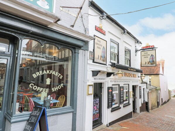 A building with a sign for 'The Union Inn' and a coffee shop with a sign for 'Breakfasts Coffee Shop'. - Marina View (Cowes)