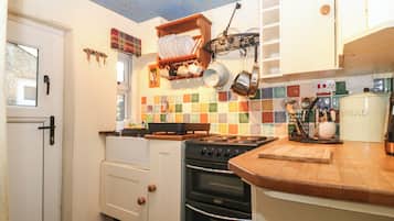Electric kettle, toaster, cookware/dishes/utensils